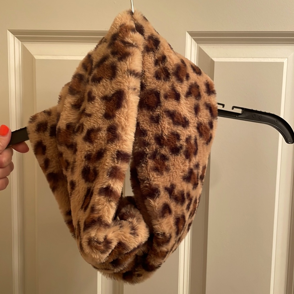 Cozy leopard scarf, new with tag